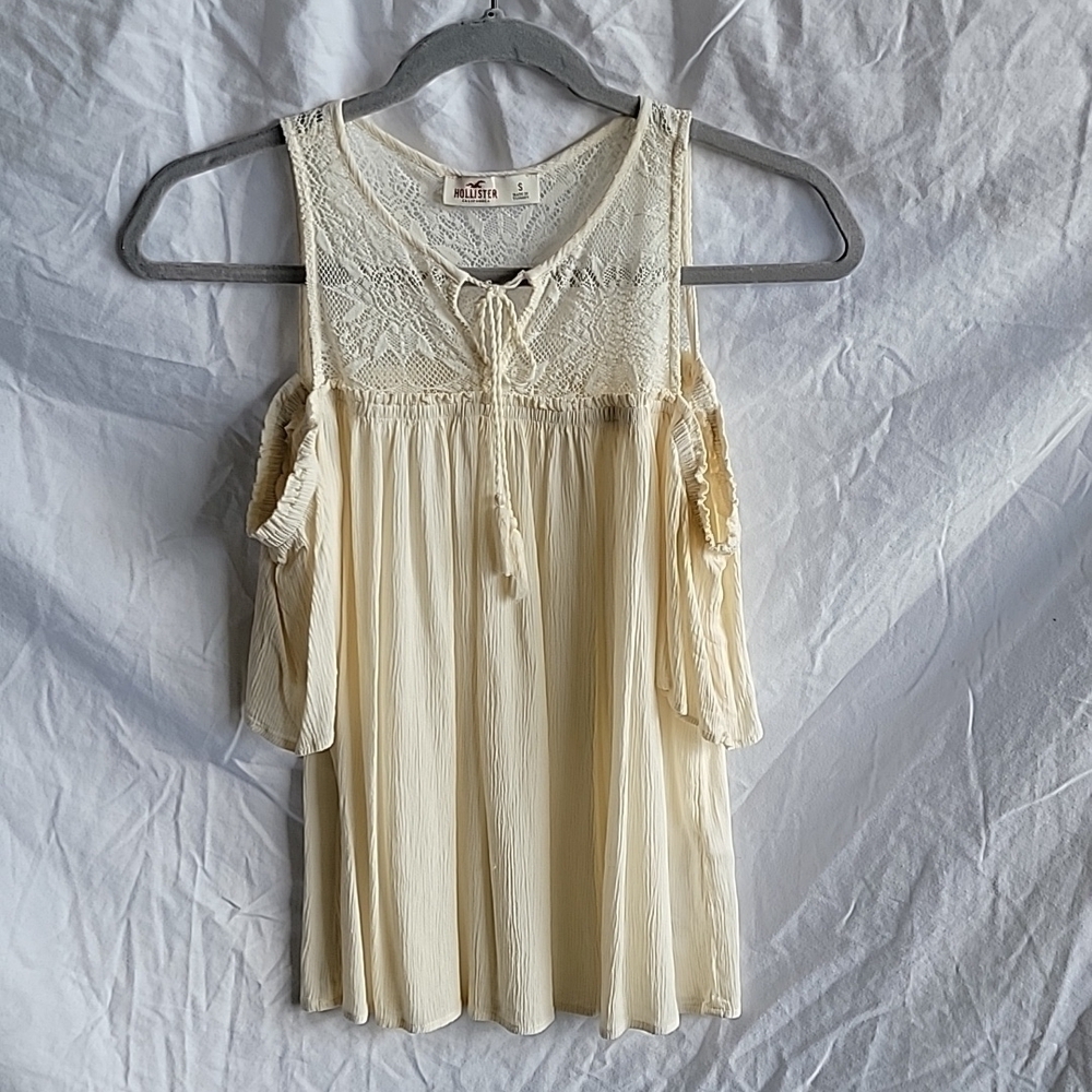 Hollister peekaboo shoulder top